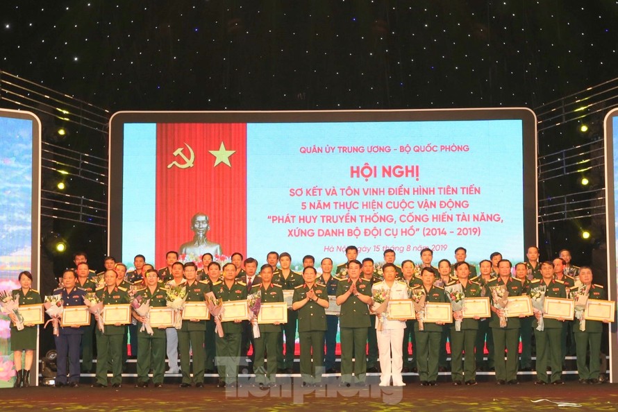 Bộ trưởng Bộ Quốc phòng và Chủ nhiệm Tổng cục Chính trị QĐND Việt Nam tặng Bằng khen cho 84 tập thể điển hình tiên tiến toàn quân, sáng 15/8