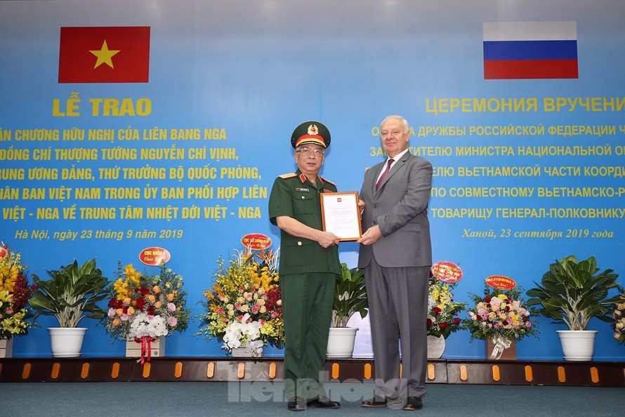 Đại sứ Vnukov Konstannin Vasilievich trao Huân chương Hữu nghị tặng Thượng tướng Nguyễn Chí Vịnh