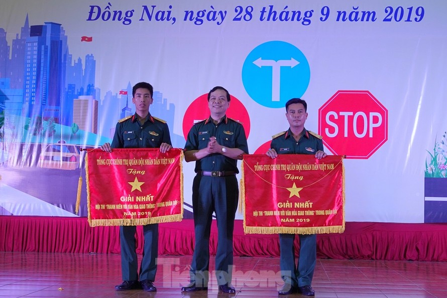 Thừa ủy quyền của lãnh đạo Tổng cục Chính trị, Thiếu tướng Nguyễn Văn Bình, Phó Chính ủy Tổng cục Kỹ thuật trao giải Nhất cho đội thi Quân đoàn 4 và Trường Sĩ quan Lục quân 2