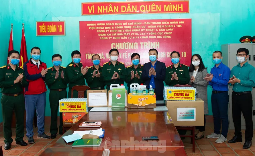 Đại diện lãnh đạo T.Ư Đoàn, Ban Thanh niên Quân đội và các đơn vị trao quà tiếp sức chống dịch Covid-19 cho Tiểu đoàn 16, Trường Sĩ quan Lục quân 1