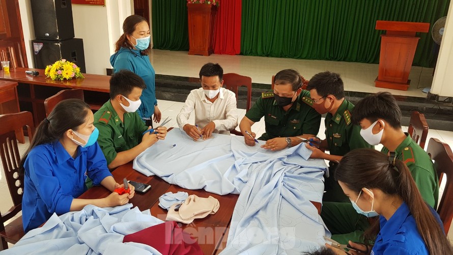 Cán bộ, chiến sĩ Đồn Biên phòng Cần Thạnh và ĐVTN địa phương tự cắt may khẩu trang tặng người nghèo