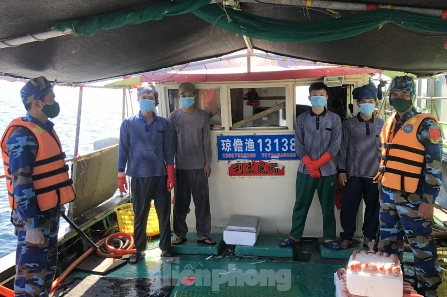 Tàu cá Trung Quốc mang số hiệu 13138 và 4 thuyền viên bị Hải đoàn 48 xử lý, chiều 30/8