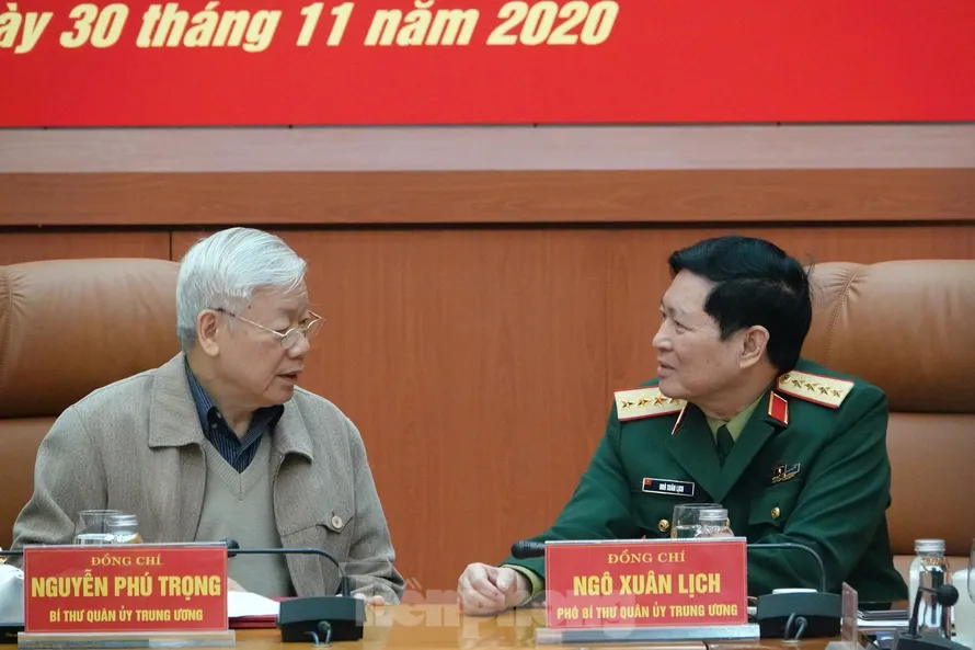 Tổng Bí thư, Chủ tịch nước Nguyễn Phú Trọng và Bộ trưởng Quốc phòng Ngô Xuân Lịch tại hội nghị, sáng 30/11. Ảnh: Nguyễn Minh