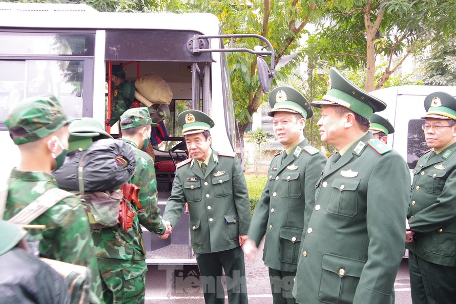 Lãnh đạo Bộ Tư lệnh và Học viện Biên phòng tiễn cán bộ, học viên tăng cường lên biên giới chống dịch, sáng 11/1