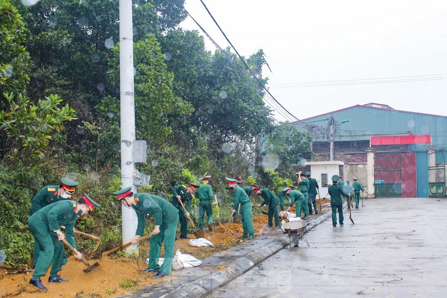 Cán bộ, ĐVTN Học viện KTQS ra quân hưởng hưởng Tháng Thanh niên và Tết trồng cây 2021