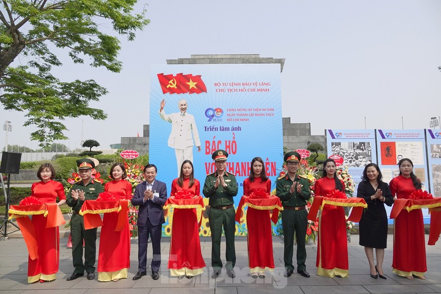 Lãnh đạo các đơn vị cắt băng khai mạc triển lãm, chiều 23/3