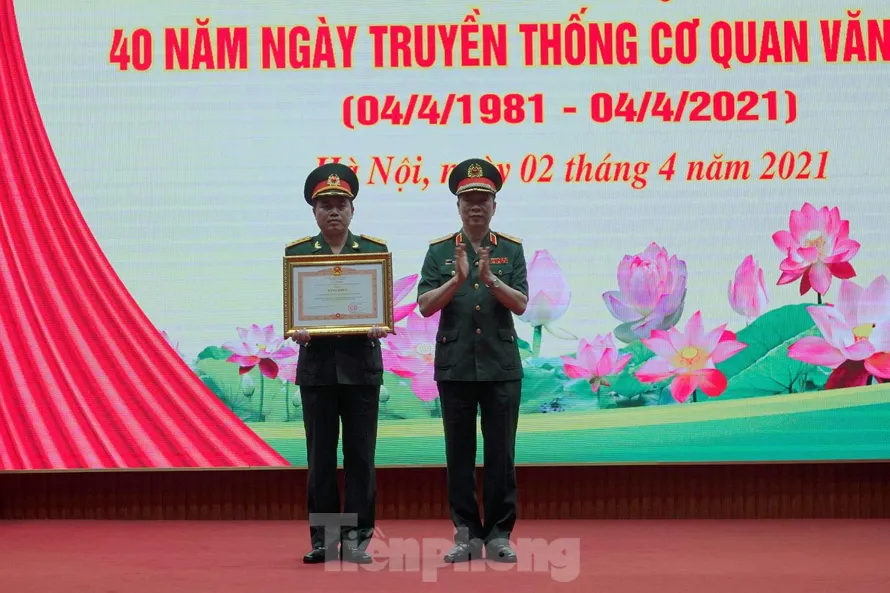 Trao Bằng khen của Thủ tướng cho cơ quan Văn phòng Bộ tư lệnh Bảo vệ Lăng, sáng 2/4
