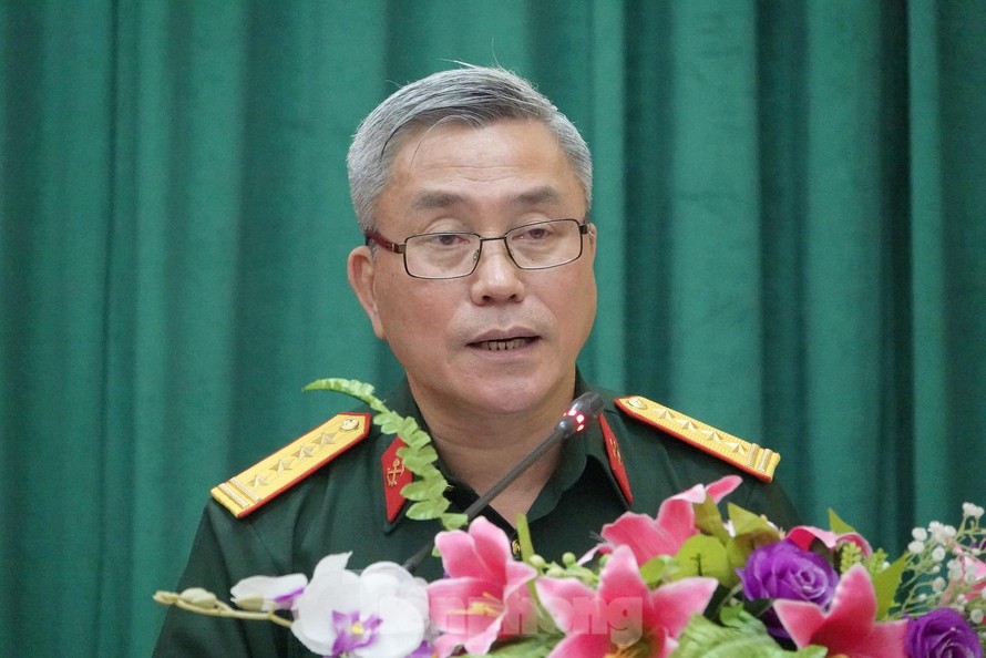 Lãnh đạo Trung tâm hành động bom mìn Quốc gia Việt Nam thông tin về kết quả thực hiện chương trình khắc phục hậu quả bom mìn sau chiến tranh. Ảnh: Nguyễn Minh