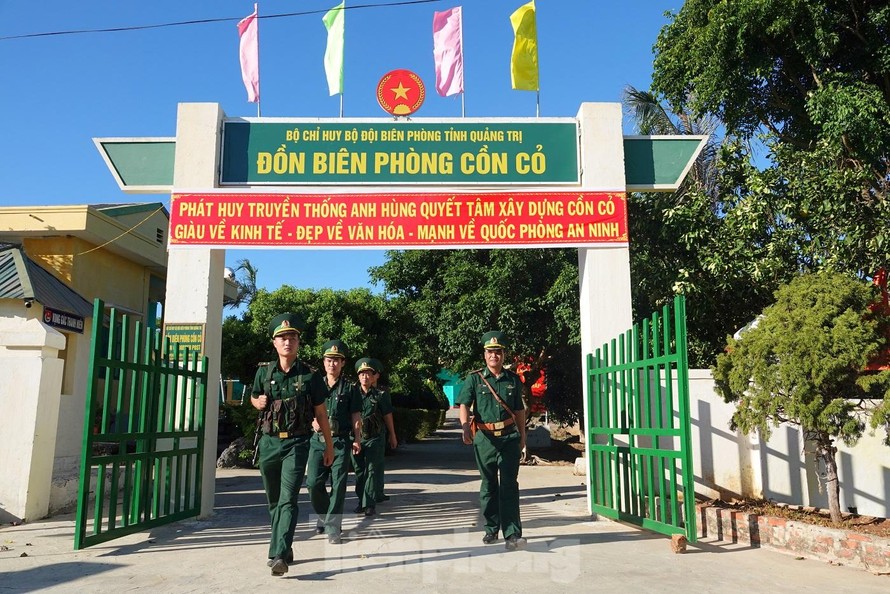 Cán bộ, chiến sĩ Đồn Biên phòng Cồn Cỏ triển khai đội hình tuần tra bảo vệ đảo. Ảnh: Nguyễn Minh