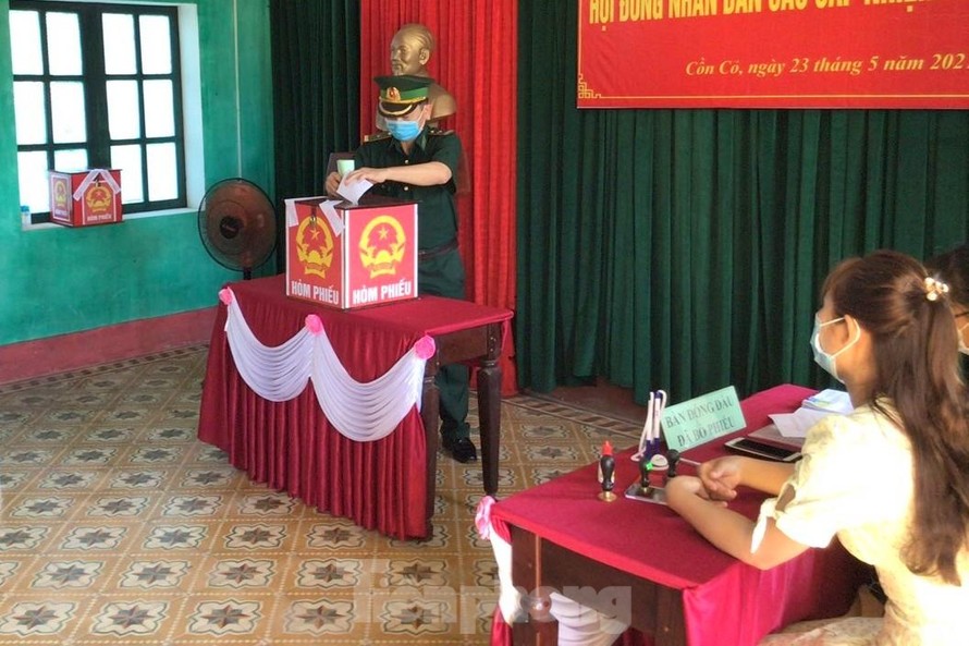 Quân nhân Đồn Biên phòng Cồn Cỏ (huyện đảo Cồn Cỏ, tỉnh Quảng Trị) bỏ phiếu bầu cử, sáng 23/5