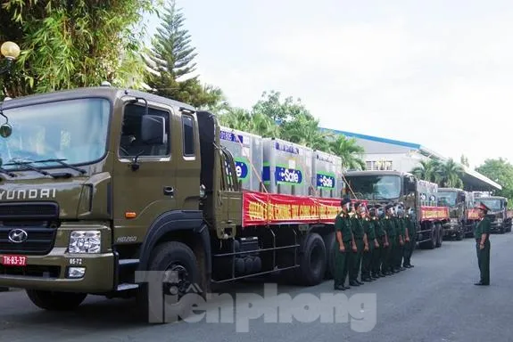 Lữ đoàn 972 (Cục Vận tải, Tổng cục Hậu cần) tiếp nhận, vận chuyển hơn 800 nghìn liều vắc xin về kho Bộ Y tế tại TPHCM, ngày 9/7