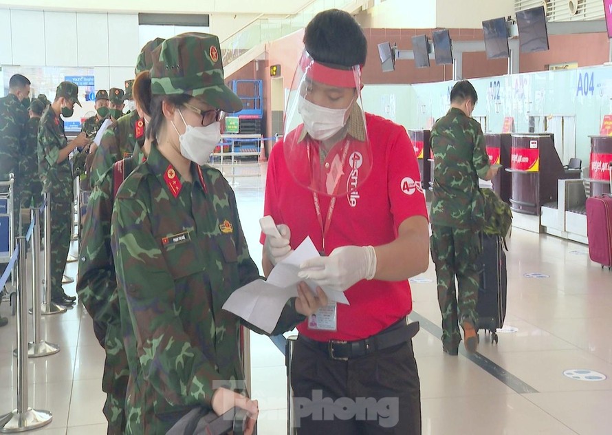 Lực lượng quân y làm thủ tục tại sân bay Nội Bài để vào Nam chống dịch, ngày 18/8