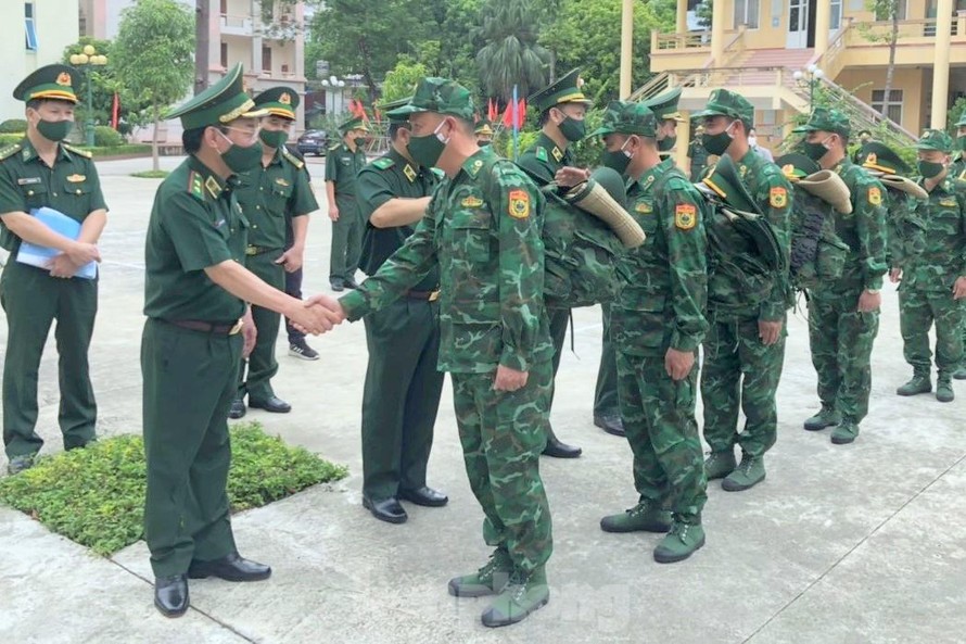 Lãnh đạo Bộ tư lệnh BĐBP động viên đoàn công tác vào Nam chống dịch, sáng 23/8