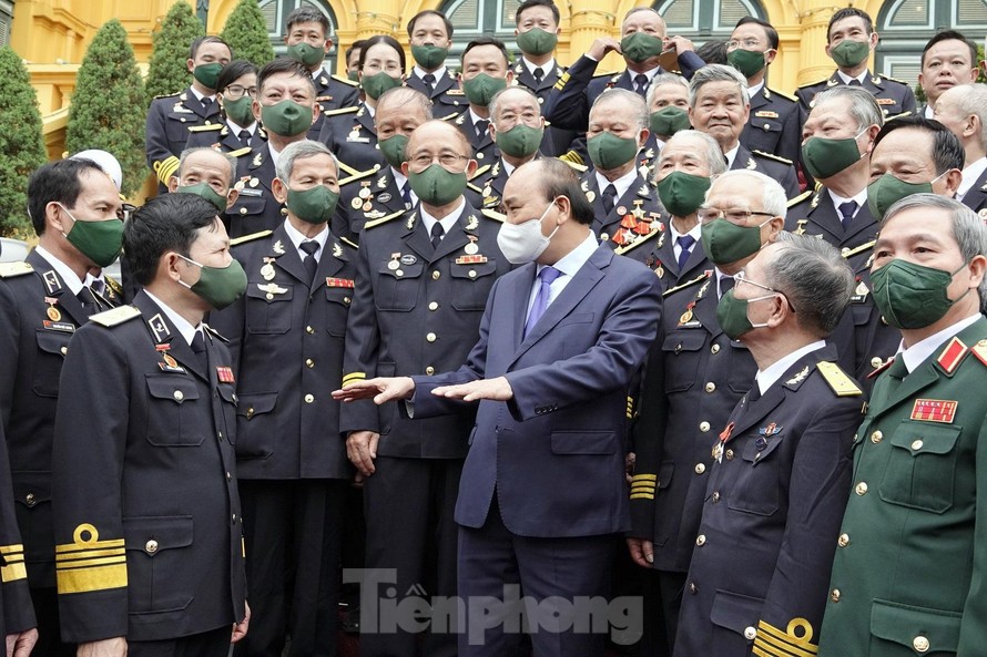 Chủ tịch nước Nguyễn Xuân Phúc trò chuyện với đoàn đại biểu Hải quân tại Phủ Chủ tịch chiều 19/10. Ảnh: Nguyễn Minh