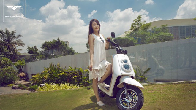 Ngắm mẫu xinh như búp bê bên xế điện Anbico Dina 