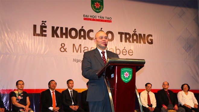 GS Thạch Nguyễn ân cần dặn dò các tân sinh viên về đạo đức ngành Y TTU trong buổi lễ Khoác Áo trắng.