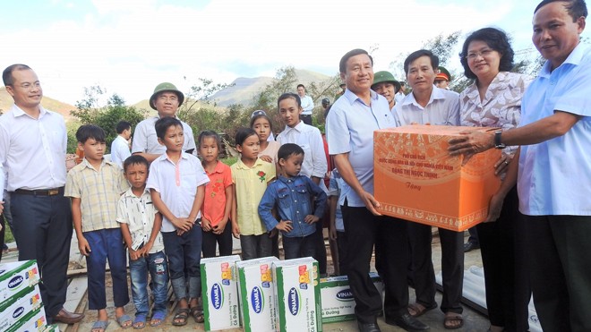 Bà Đặng Thị Ngọc Thịnh – Phó Chủ tịch nước, Bà Lê Tuyết Mai, Phó Giám Đốc Quỹ Bảo trợ Trẻ em Việt Nam, ông Đậu Phi Tú – Giám Đốc Trang trại Vinamilk Hà Tĩnh và đại diện lãnh đạo tỉnh Hà Tĩnh đến thăm và tặng quà, sữa cho người dân và trẻ em vùng lũ xã Kỳ 