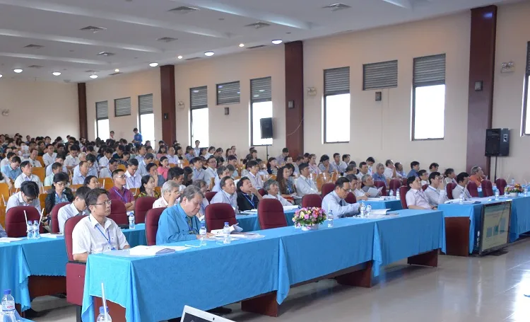 Gần 500 đại biểu từ các trường ĐH, CĐ, các trung tâm, các viện trong và ngoài thành phố và các đơn vị trong trường đến tham dự Hội nghị