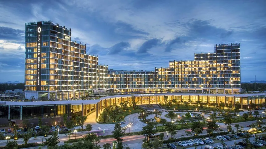 FLC Grand Hotel Sam Son có thiết kế cong nhẹ hình cánh cung, uốn mình bên hồ nước rộng 40.000 m2 rợp bóng cây