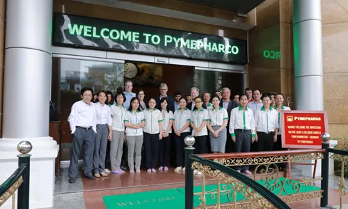 Ban lãnh đạo và nhân viên Pymepharco chụp ảnh lưu niệm cùng đoàn thanh tra