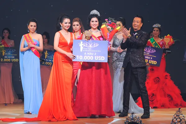 Á hậu Nguyễn Thị Hòa trong phút đăng quang và chụp ảnh cùng Á khôi Bảo Châu