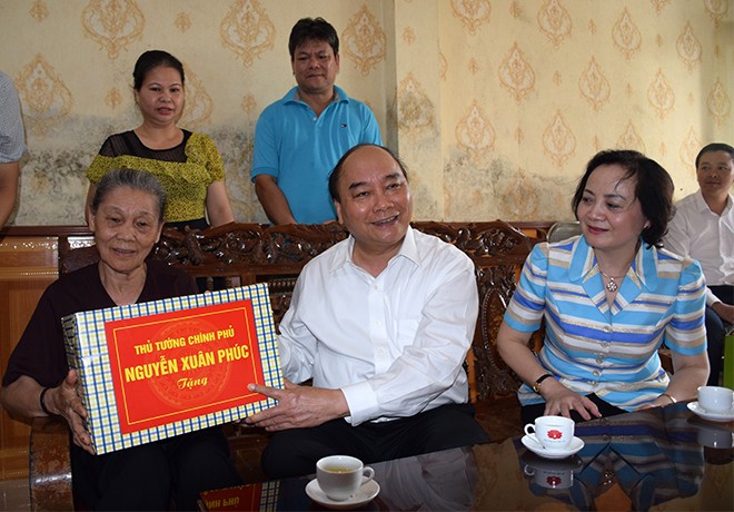 Thủ tướng Nguyễn Xuân Phúc thăm và tặng quà vợ liệt sĩ Đào Thị Ngân - tại tổ 4, phường Đồng Tâm, thành phố Yên Bái. Ảnh: Mạnh Cường.