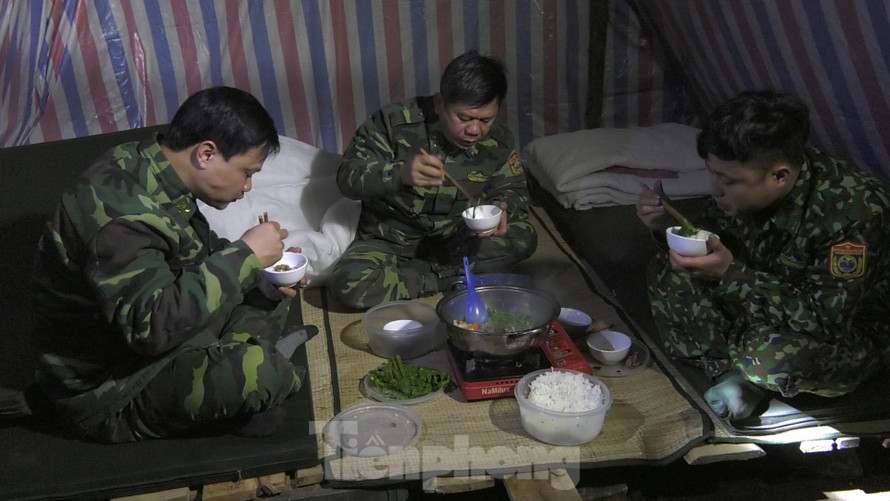 Bữa cơm đạm bạc ngay trong chốt chống dịch.