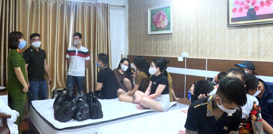 Các đội tượng tụ tập. sử dụng trái phép ma tuý trong khách sạn.