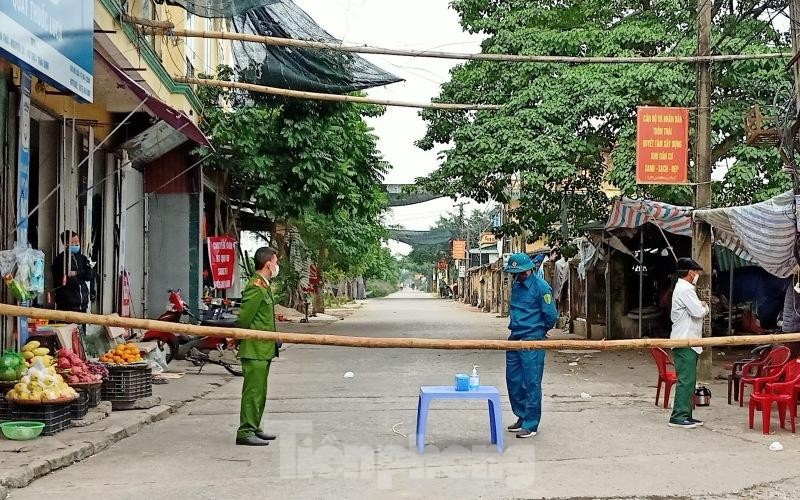 Thái Bình quyết định phong toả 2 thôn tại địa bàn xã Nguyên Xá (huyện Vũ Thư, tỉnh Thái Bình) để xét nghiệm, truy tìm F0 - Ảnh: Hoàng Long