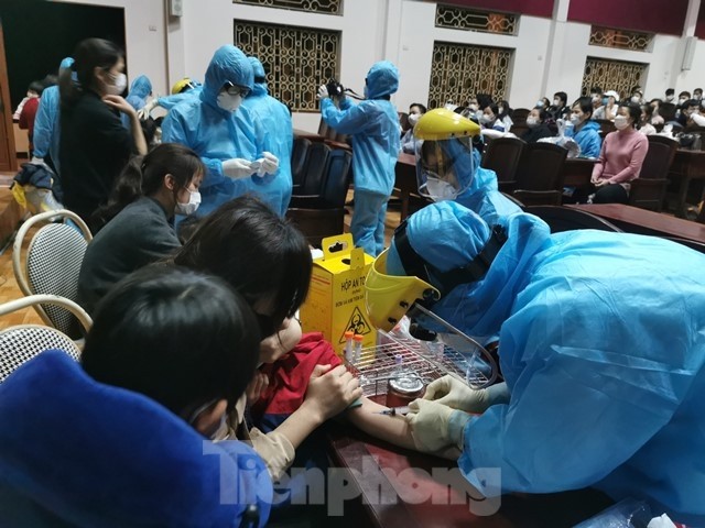 Kiểm tra sức khoẻ, yếu tố liên quan đến dịch COVID- 19 đối với những người bị cách ly tại Thái Bình - Ảnh: Hoàng Long