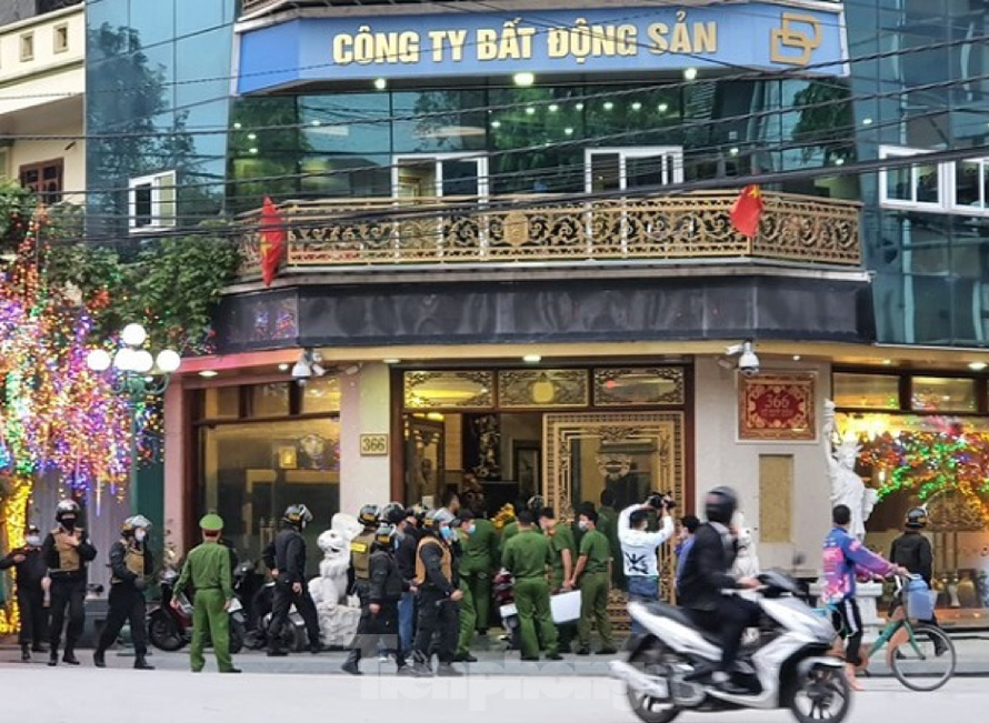 Công an Thái Bình bắt giữ, khám xét nhà ở của vợ chồng Đường, Dương - Ảnh: Hoàng Long