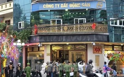 Công an Thái Bình khám nhà, bắt giữ các nghi can trong vụ vợ chồng Đường "Nhuệ" đánh người tại nhà riêng - Ảnh: Hoàng Long