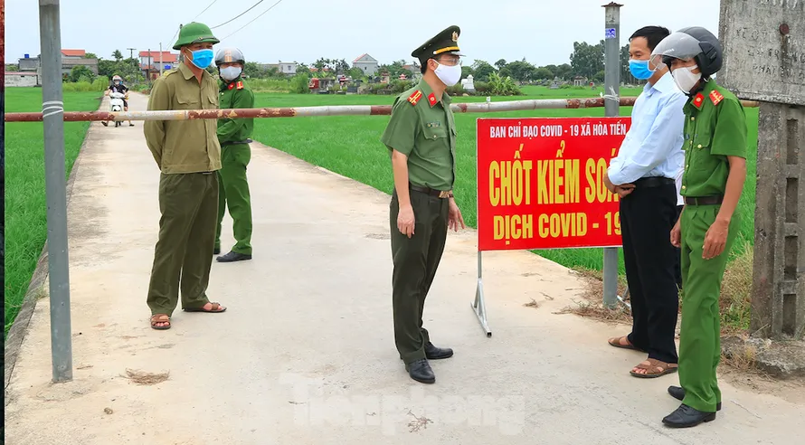 Toàn thôn Hoà Tiến bị kiểm soát nghiêm ngặt, áo dụng chế độ giãn cách xã hội sau khi có người nhiễm COVID-19 - Ảnh: Hoàng Long
