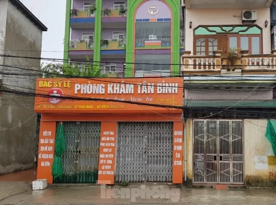 Ngoài làm việc tại bệnh viện Vũ Thư, bà nội đang tâm đầu đọc cháu còn mở phòng khám tại gia đình - Ảnh: Hoàng Long