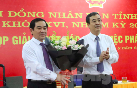 Bí thư Tỉnh uỷ Thái Bình Ngô Đông Hải (phải) chúc mừng tân Chủ tịch HĐND tỉnh Nguyễn Tiến Thành. Ảnh: Hoàng Long