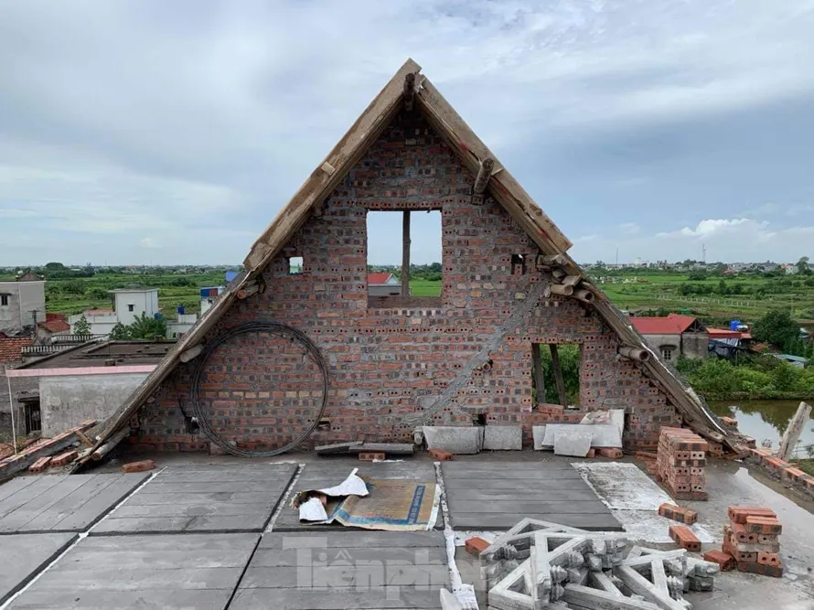 Phần vỉ ruồi của mái Thái tầng 2 đang thi công thì bị sấp khiến 4 người thương vong - Ảnh: Hoàng Long
