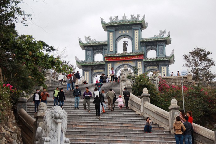 Rằm tháng giêng, đi vãn cảnh chùa Linh Ứng