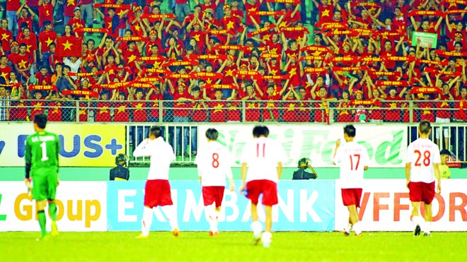 Người hâm mộ vẫn ở bên các cầu thủ U19 VN dù họ thua đậm. Ảnh: VSI 
