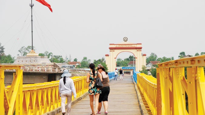 Lá cờ tung bay ở Khu di tích lịch sử quốc gia đặc biệt Đôi bờ Hiền Lương-Bến Hải. ảnh: H.T