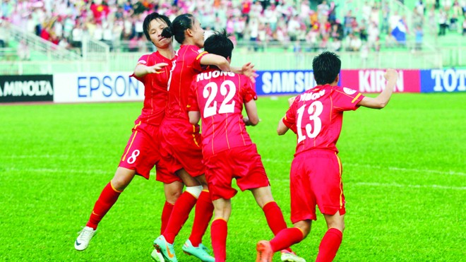 Các cô gái của ĐTVN đã hoàn thành nửa mục tiêu giành vé tới World Cup 2015. ảnh: T.Vũ
