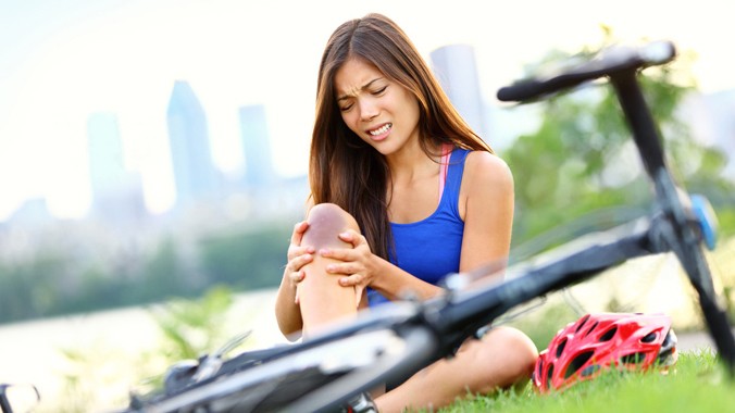 Bong gân, trật khớp là tai biến thường gặp trong cuộc sống hằng ngày nếu không sơ cứu, chữa trị kịp thời có thể để lại di chứng về sau 