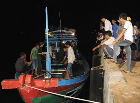 Cơ quan chức năng kiểm tra thiệt hại và nguyên nhân ngay trong đêm tàu QNg 66074-TS vừa cập cảng Lý Sơn.