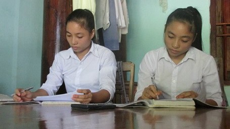 Hai chị em song sinh Phạm Thị Việt Hương (á khoa Trường ĐH Luật Hà Nội) và Phạm Thị Việt Hà (thủ khoa Học viện Hành chính Quốc gia).
