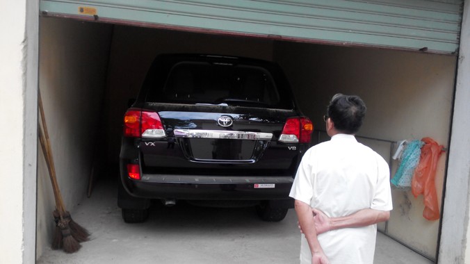 Chiếc xe sang Land Cruiser gần bốn tỷ đồng đắp chiếu ở nhà xe gần một năm nay. Ảnh: Minh Thùy
