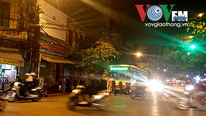 Vụ va chạm xảy ra ngay ở ngã tư giao giữa phố Hàng Đậu - Hàng Giấy.
