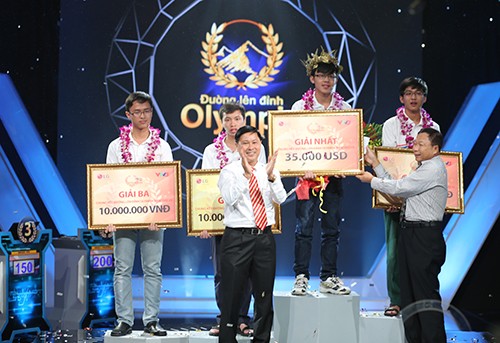 Văn Viết Đức nhận vòng nguyệt quế Đường lên đỉnh Olympia 2015. Ảnh: Vân Anh.