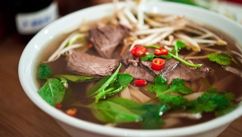 Phở AnQii - 5.000 USD. Trong bát phở AnQi của nhà hàng House of An ở California có gan ngỗng luộc, thịt bò wagyu A5 (loại thịt bò Kobe cao cấp nhất) và nấm Alba, sợi phở phân tử (đồ ăn biến đổi nhờ ảnh hưởng của vật lý và hóa học) nấu cùng tôm hùm.