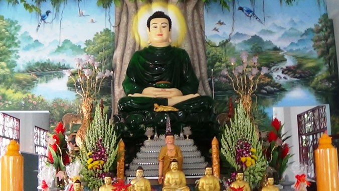 Tượng bằng nặng 15 tấn bằng Thạch Anh tại chùa Hưng Sơn mà nhiều người đồn thổi là bằng ngọc