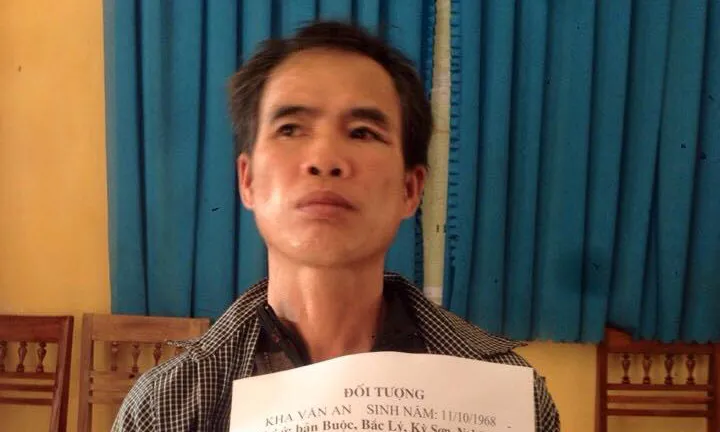 Đối tượng Kha Văn An và tang vật tại cơ quan điều tra.