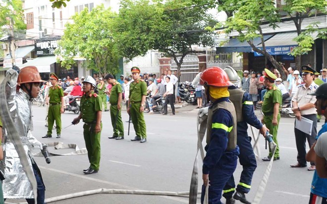 Cảnh sát PCCC đến hiện trường đề phòng tình huống xấu xảy ra. Ảnh: Nguyên Vũ.